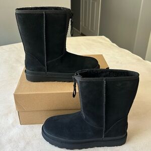 UGG CLASSIC SHORT ZIPPER TAPE LOGO BOOT